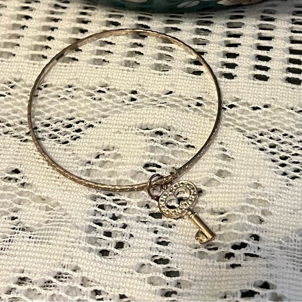 Gold Tone Key Charm Bracelet (Size8)